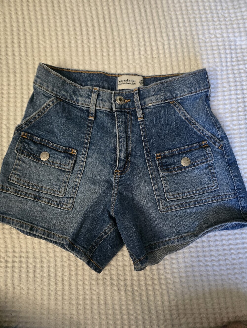 abercrombie kids denim cargo-style shorts - blue